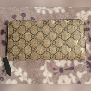 Gucci GG Supreme Bees Zip Around Wallet